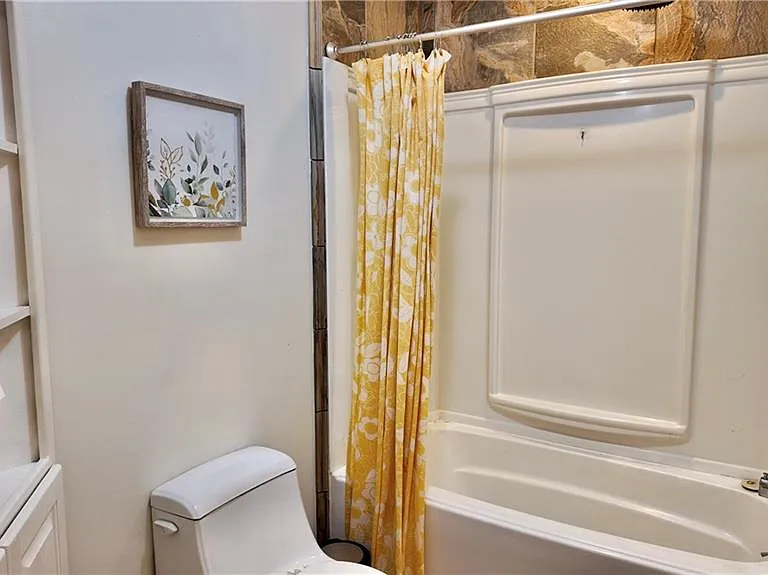 947 Lake Dr — Photo 16