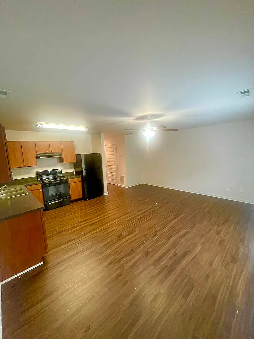 3 bed, $1,915 — Photo 2