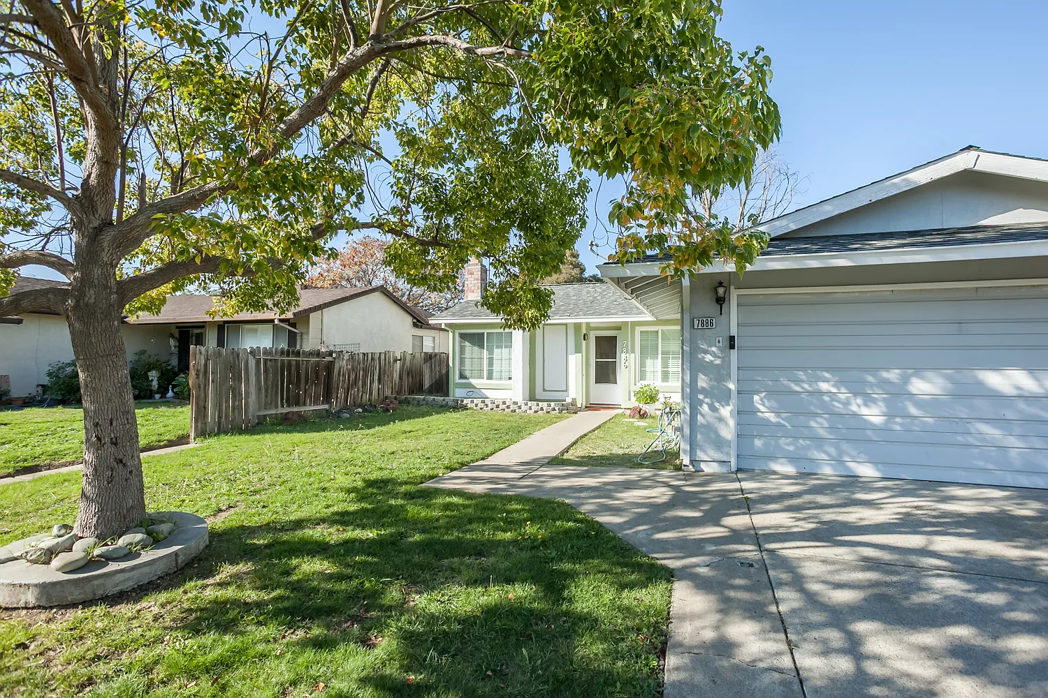 7886 Deerleaf Dr photo 1