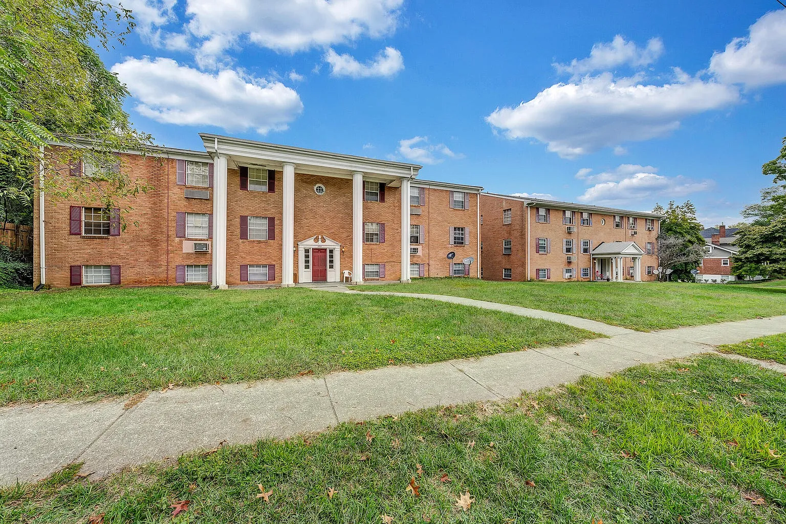 Grandin Court Apartments — Photo 1