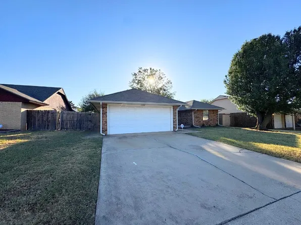1408 Foxfire St, Moore, OK 73160