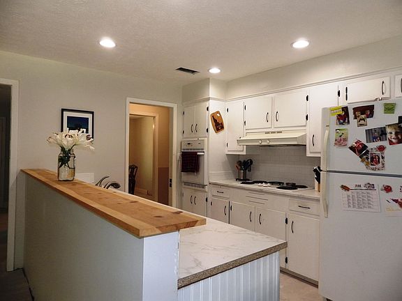 4th image of 302 Briarwick Dr
