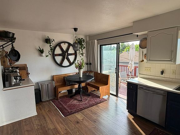 5th image of 893 Vivian St