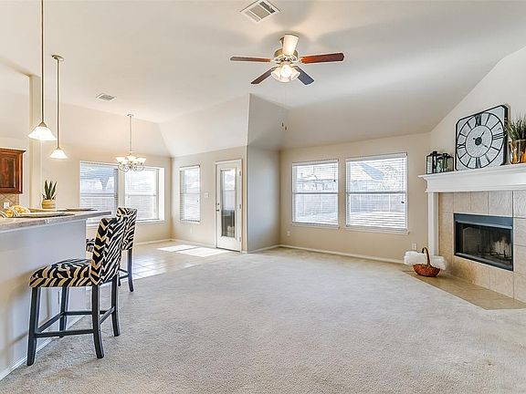 5th image of 1048 Hidden Lake Dr