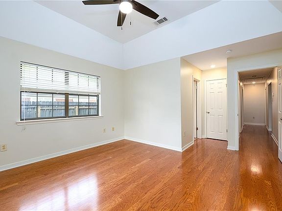 5th image of 2012 Red Oak Ln