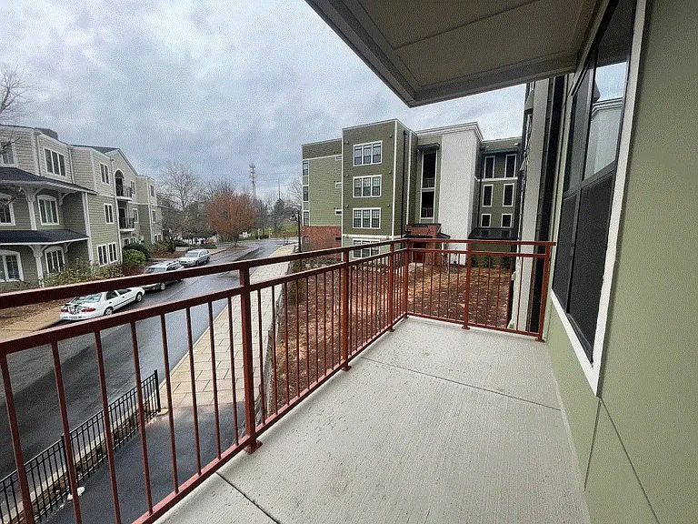 360 Hilliard Apartments — Photo 11