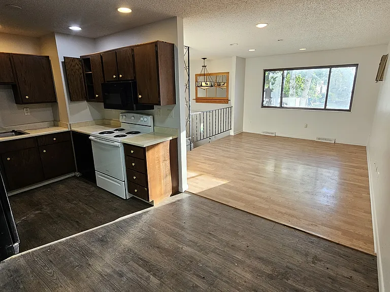 425 Cedar Ave — Photo 2