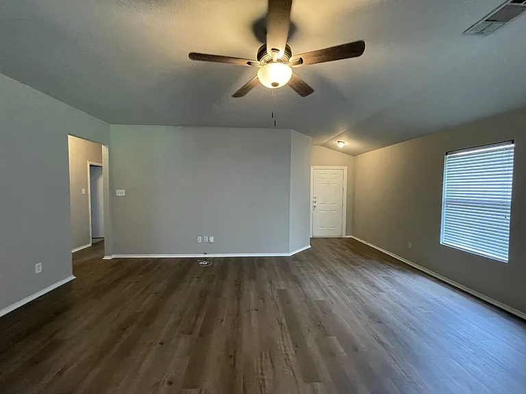 7404 Fossil Creek Dr — Photo 2