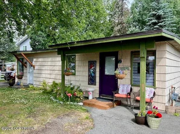 2011 W 44th Ct, Anchorage, AK 99517