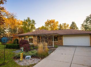 575 Rosedale Dr, Thiensville, WI 53092