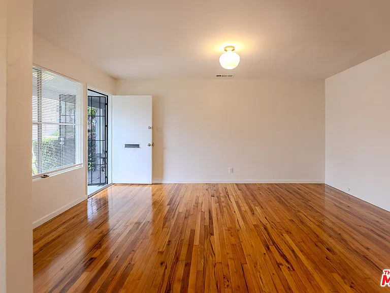 302 N Maple St — Photo 5