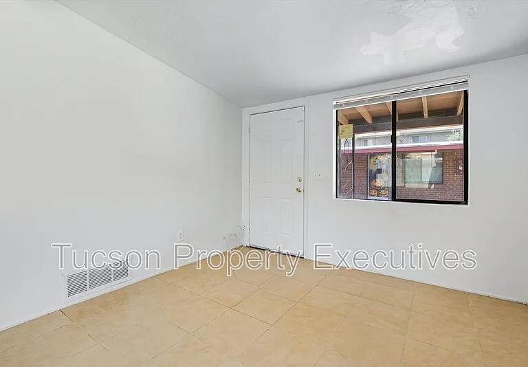 1662 N Beverly Ave — Photo 13