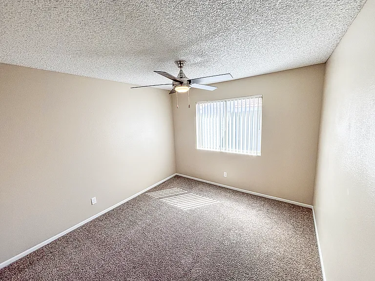 2 bedroom - 2 bathroom apartment:
-guest bedroom with ceiling fan light