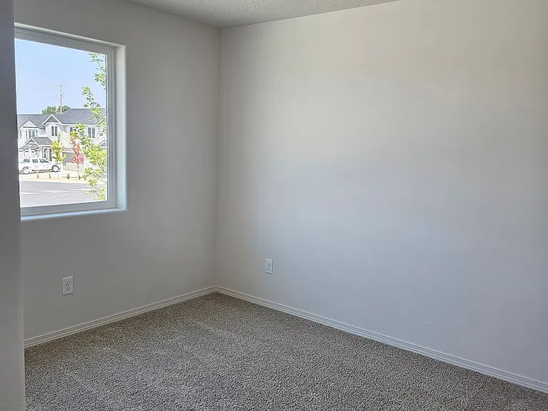 511 SE Polaris St — Photo 3