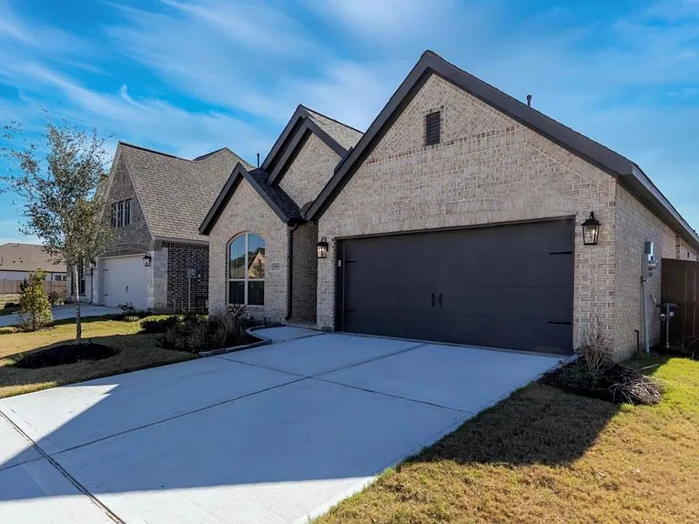 5034 Morrison Dr — Photo 1