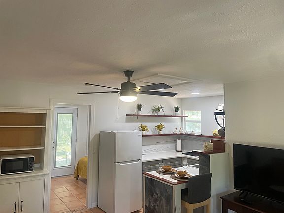 4th image of 104 Arlington Ave W