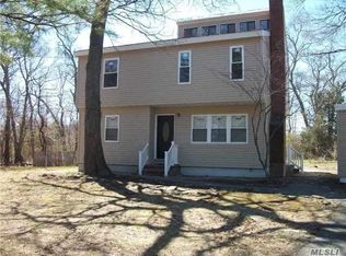 10 Loretta Ct, Coram, NY 11727