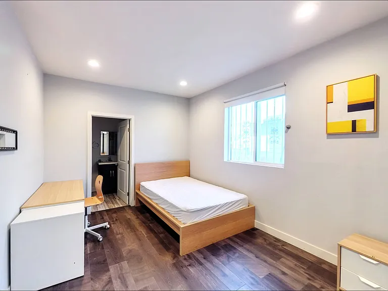 1451 W 36th Pl — Photo 9