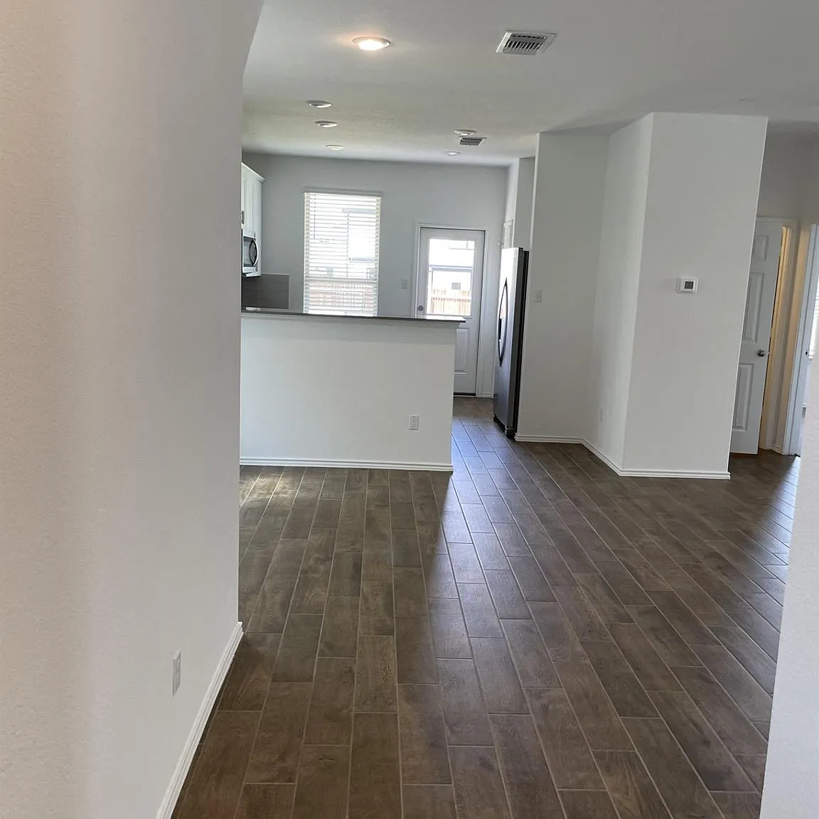 4 bed, 3.0 bath, 2050 sqft, $2,300 — Photo 4