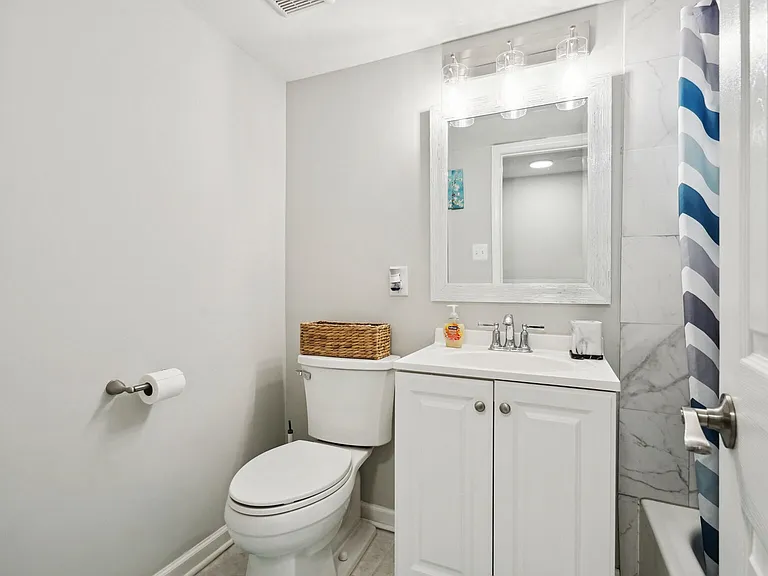 102 Monroe St #201 — Photo 24