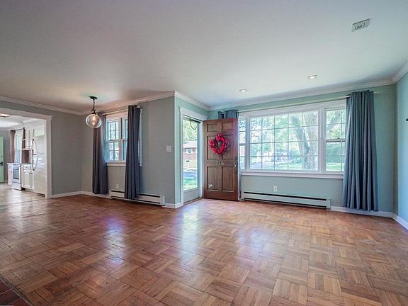 4th image of 716 Brook Dr