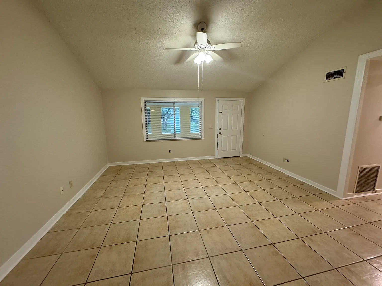 Nice 3 bd 2 bath Single Family Home — Photo 3