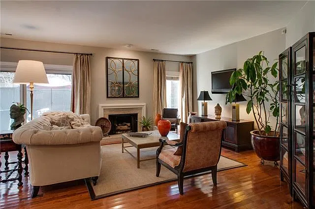 123 Hampton Pl — Photo 3