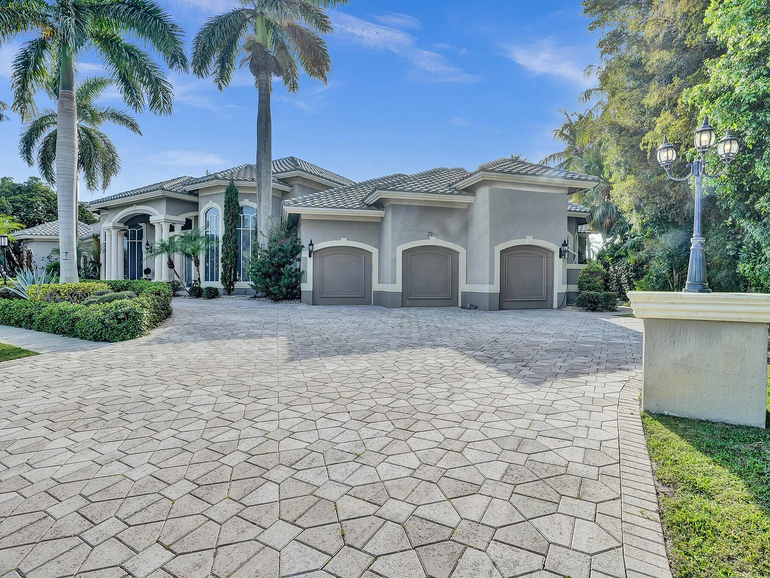3 bed, 6.0 bath, 7432 sqft, $12,500 — Photo 3