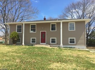 12 Overlook Dr, Oak Ridge, NJ 07438