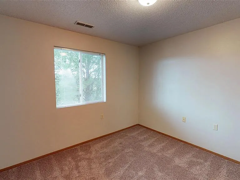 Oxbow Park Apartments — Photo 36