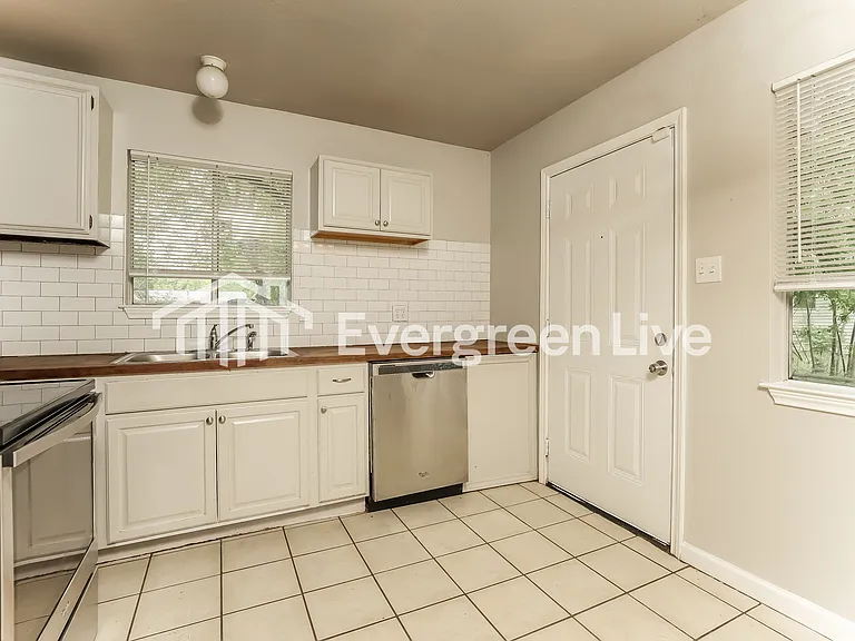 738 Sterling Dr — Photo 9