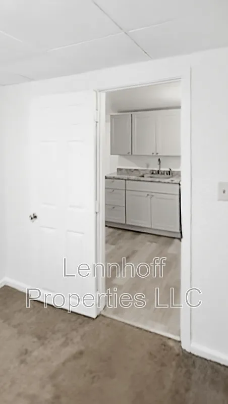 2 bed, 1.0 bath, 800 sqft, $1,900 — Photo 2