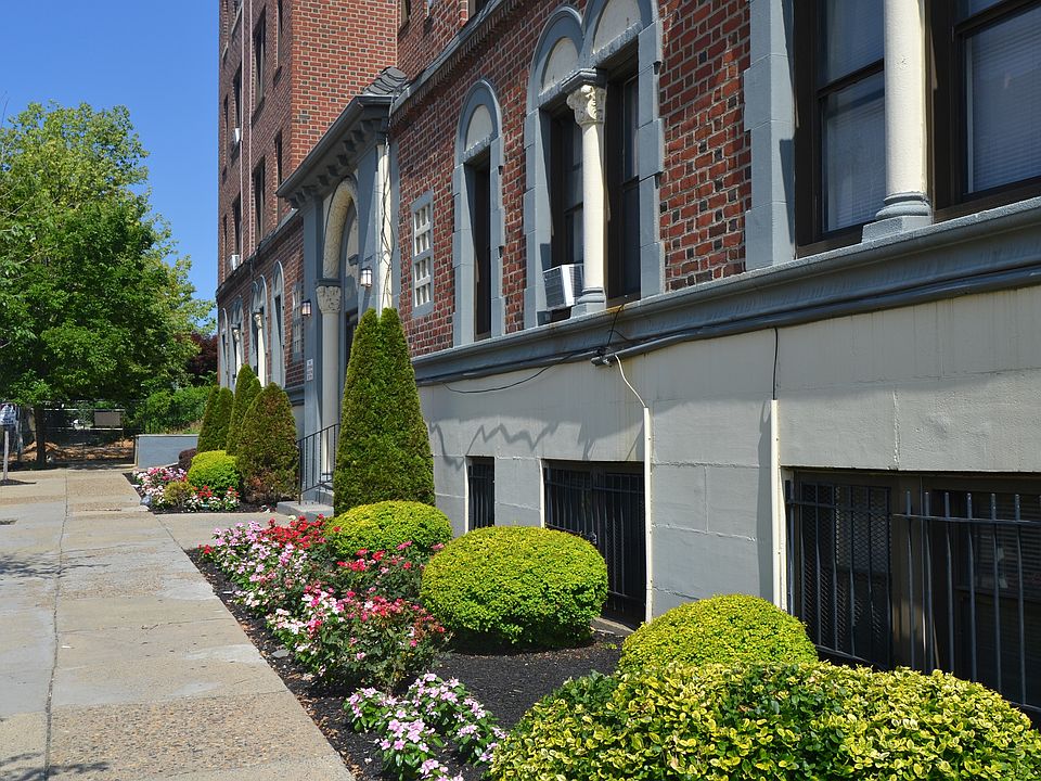 Verona Plaza Front Landscaping
