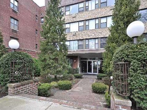 1st image of 15 Hill Park Ave APT 1J