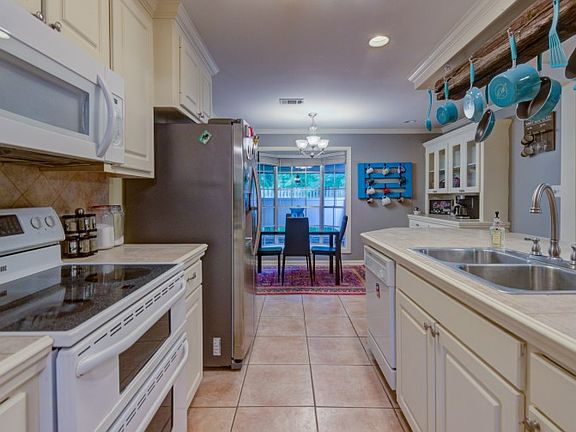 2nd image of 808 Blossom Ln