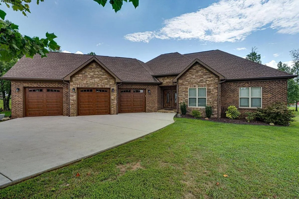 4 bed, 2.5 bath, 2533 sqft, $4,000 — Photo 2