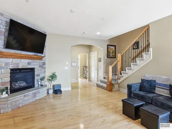 5140 Dodge St, Omaha, NE 68132