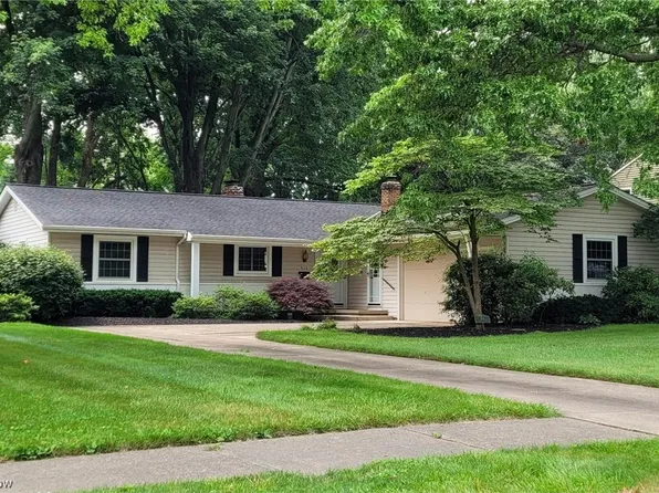 416 Powell Dr, Bay Village, OH 44140