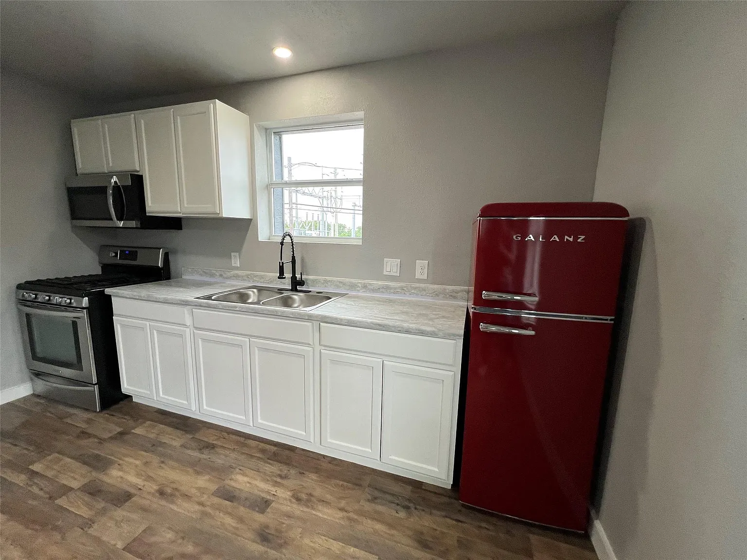 2 bed, 1.0 bath, 800 sqft, $1,350 — Photo 2
