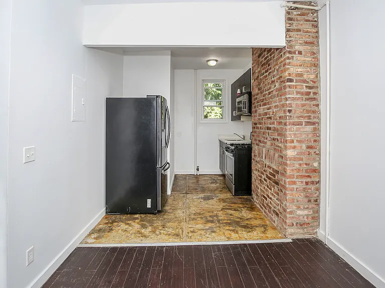 221 Howard Ave #1R — Photo 6