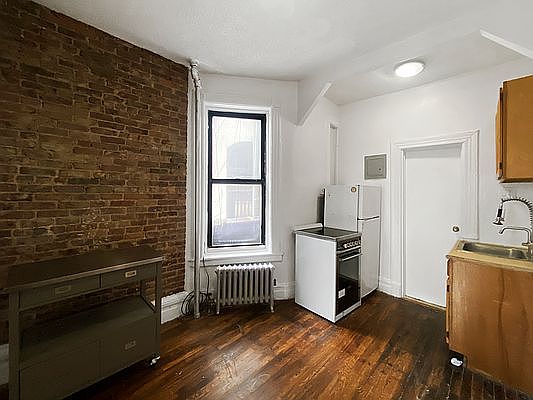 5th image of 1726 Amsterdam Ave #B2