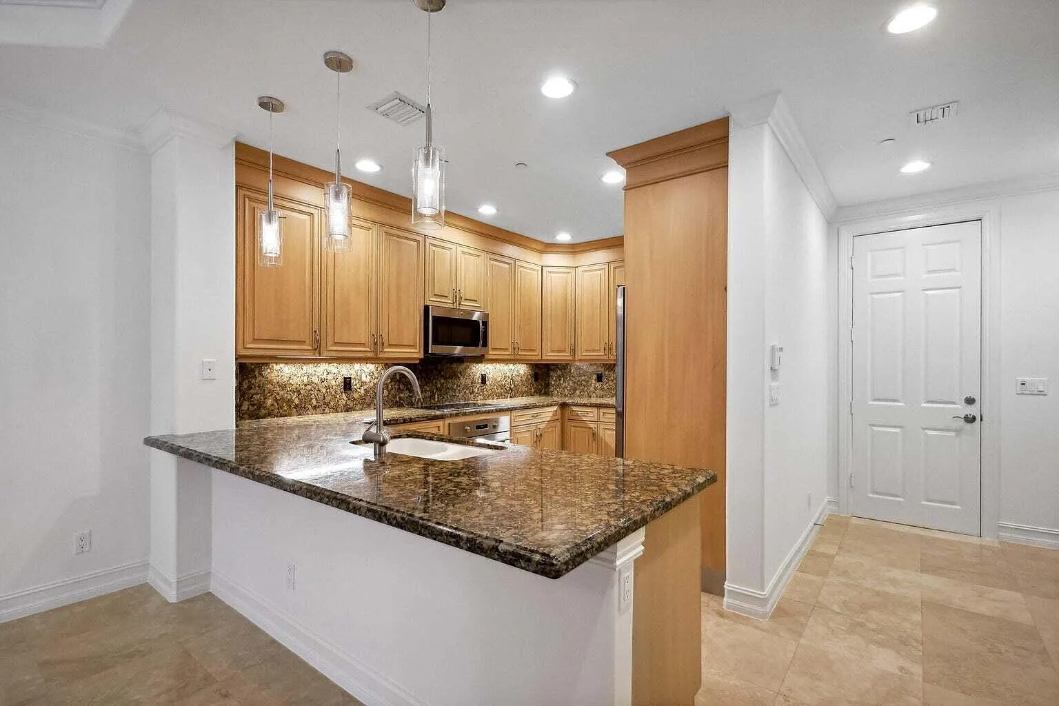 3 bed, 3.5 bath, 3037 sqft, $5,500 — Photo 2