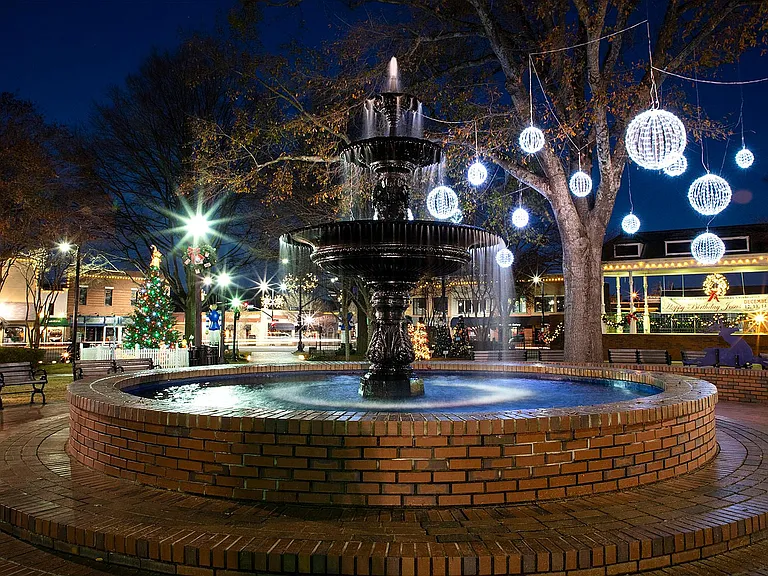 Walk to Marietta Square!