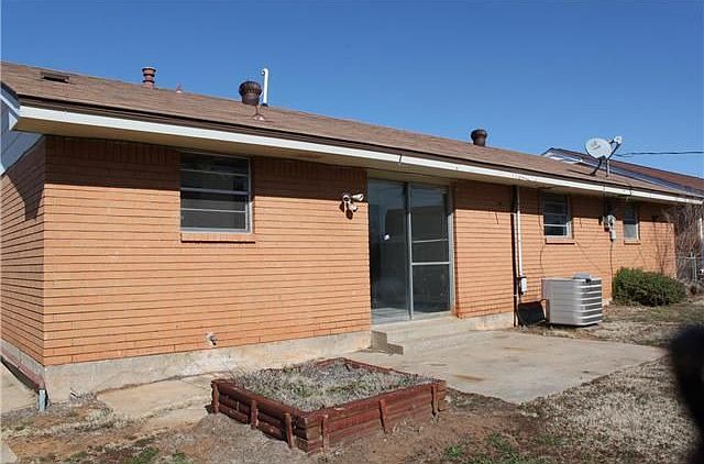 2nd image of 824 Willow Brook Dr