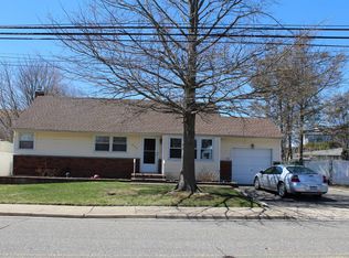 205 Central Park Rd, Plainview, NY 11803