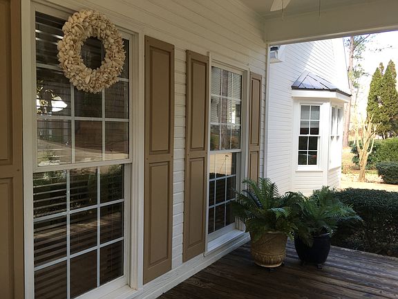 Front private porch (right)