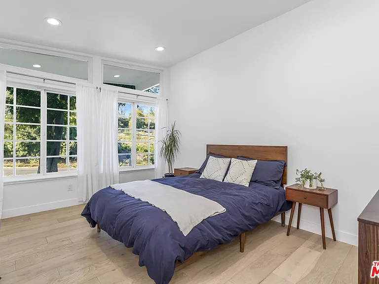 23826 Burbank Blvd — Photo 19