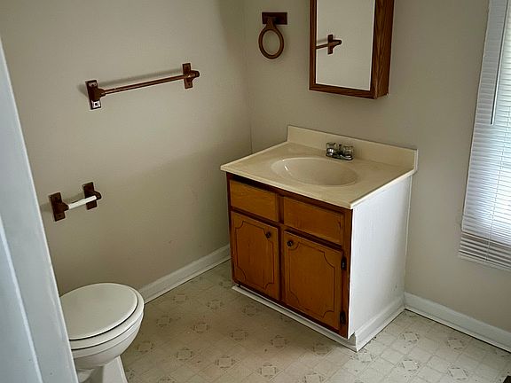 5th image of 1037 Walnut St #B