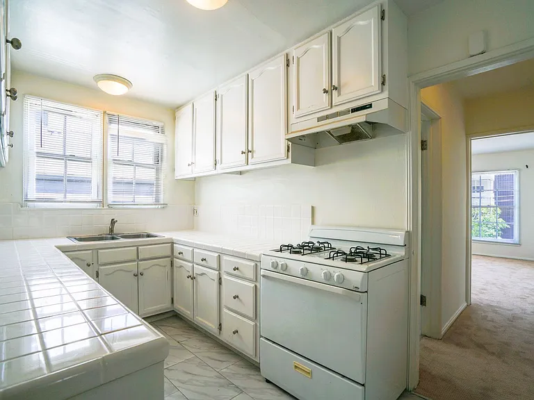 8551-8561 Holloway Dr — Photo 16