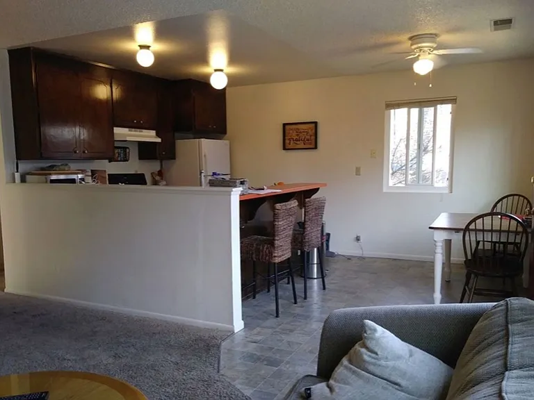 621 W 7th St — Photo 2